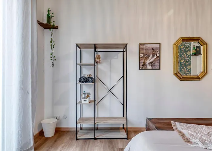 Wanderlust Fiera, Free Parking Couette-café